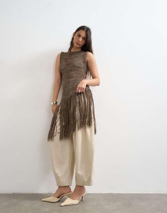 Topshop Top senza maniche in maglia a rete marrone cioccolato con frange asimmetriche