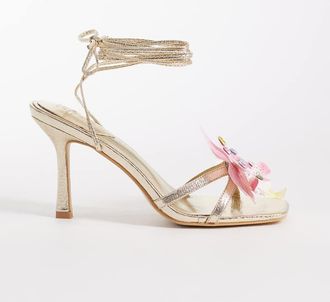 KAIIA Esclusiva Kaiia - Sandali con tacco a spillo color oro con cinturini e orchidea con strass anni 00