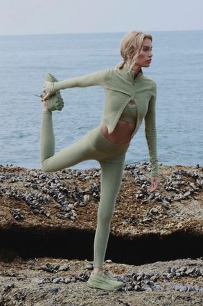 Alo | Seamless High-Waist Two Tone Rib Legging in Dune Grass Heather, Size: Medium
