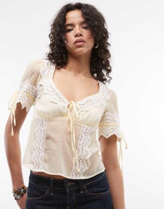 Reclaimed Vintage Top da giorno in chiffon color crema con finiture in pizzo-Bianco