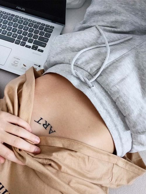 Close-up eines Oberkörpers und einem Tattoo auf der Brust.