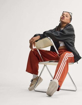 adidas Originals Firebird pantaloni barrel in vermillion-Rosso