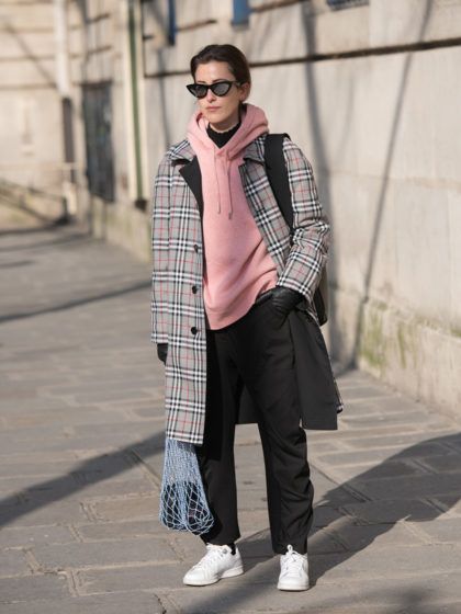 Vestirsi a strati: i trucchi fashion per stare al caldo senza aggiungere volume