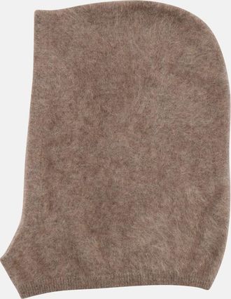 Lisa Yang Cappuccio in cashmere