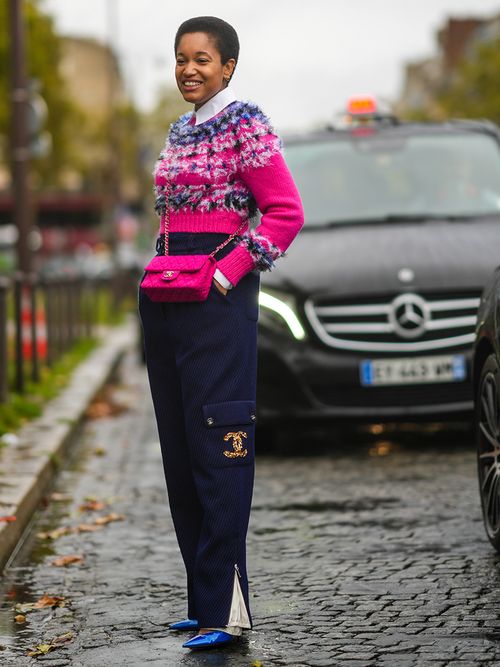 Streetstyle mit einer blauen Hose und einem pinken Norweger-Pullover