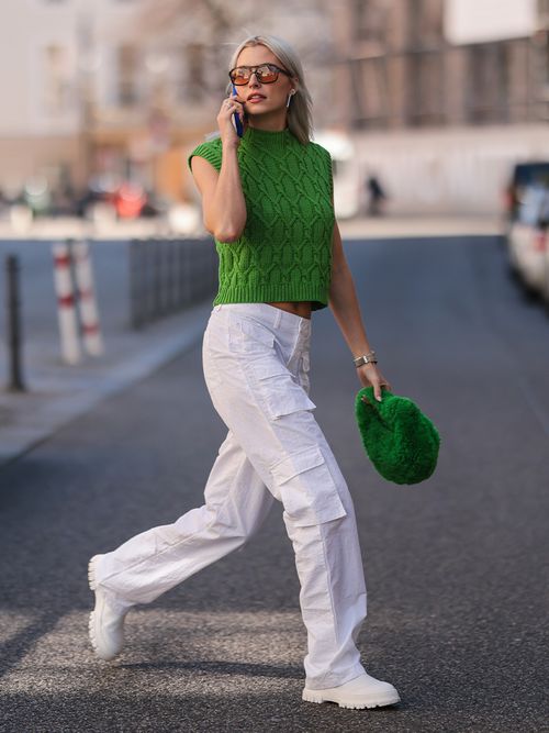 Lena Gercke im grünen Pullunder und weißer Hose auf der Straße in Berlin