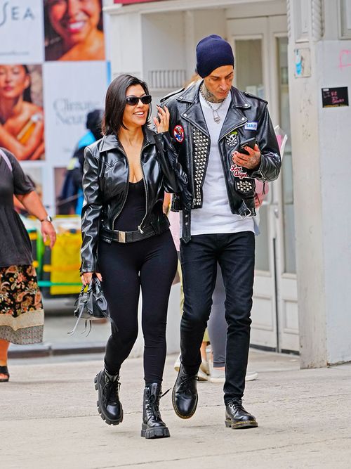Kourtney Kardashian in einer schwarzen Leggings und Lederhose gemeinsam mit Travis Baker.