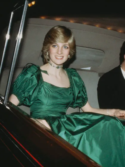 Ewige Stilikone: Diese 6 Kleider von Lady Di würden wir heute genauso wieder tragen