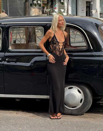 Princess Polly Totema - Vestito lungo nero con scollo profondo e corpino in pizzo trasparente incrociato sul retro con spalline sottili