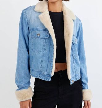 Bella Dahl Fur Trimmed Denim Jacket In Vintage Frost Wash
