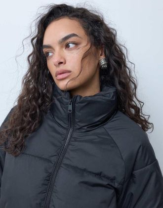 Vero Moda giacca imbottita corta con collo a imbuto nera-Nero