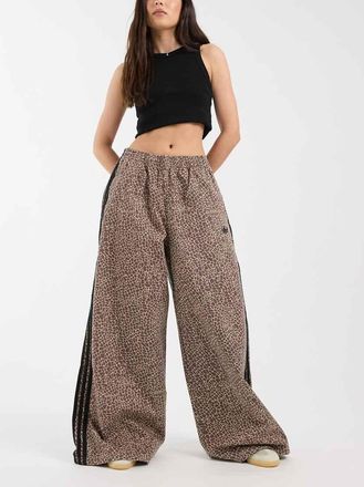 adidas Originals Firebird - Pantaloni sportivi ampi in denim marrone con stampa-Neutro