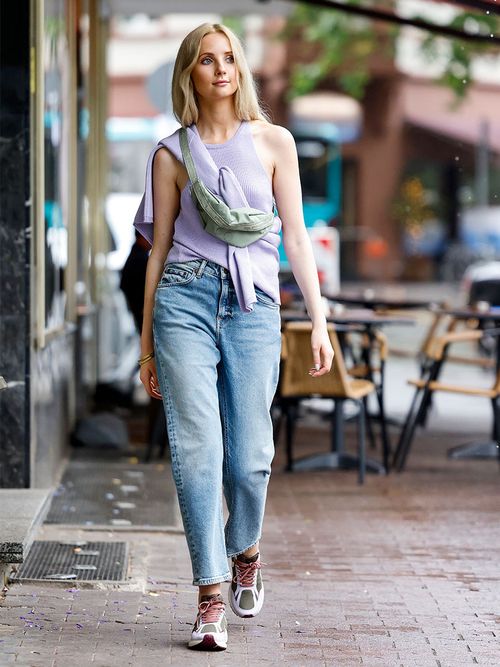 Streetstyle mit einer Mom Jeans und einem lila Stricktwinset.