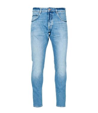 Don the Fuller Indossa i jeans Fuller in denim chiaro
