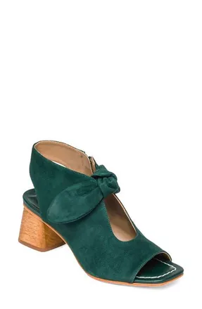 Bernardo Bernardo Lizzie Sandal in Royal Pine Suede at Nordstrom, Size 8