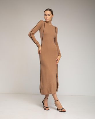 Tantra Lange, nauwsluitende gebreide jurk met verticale lijnen