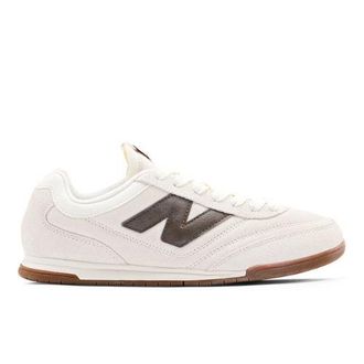 New Balance Unisex RC42 en Blanco/Marr&oacute;n/Beige, Gamuza/Malla, Talla 37.5