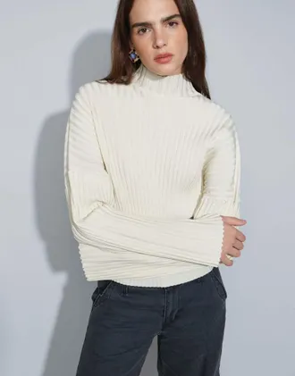 & Other Stories maglione in maglia pliss&eacute; con collo alto color crema-Bianco