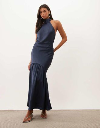 Pretty Lavish vestito lungo in raso con collo alto, taglio sbieco e schiena scoperta navy-Multicolore