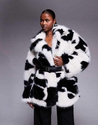 AFRM Cappotto in pelliccia teddy con stampa pezzata e cintura avvolgente in pelle-Multicolore