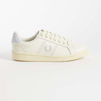 Fred Perry Sneakers in pelle &eacute;cru e blu polvere-Bianco