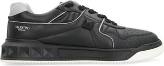 Valentino Garavani One Stud Low-Top Nappa Sneaker - Heren - Sneakers - Zwart - 42 EU - Leer - Schoenen