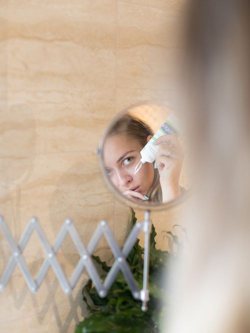 Rot, trocken, Pickel: Überpflegst du deine Haut? Alles über die Stewardessen-Krankheit