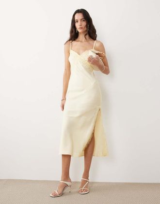 New Look Vestito sottoveste midi giallo chiaro con finiture in pizzo