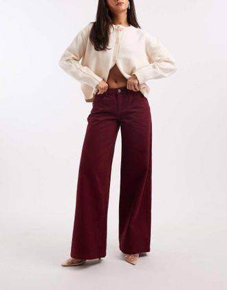 WeWoreWhat Jeans a vita bassa vestibilit&agrave; comoda rosso ciliegia scuro