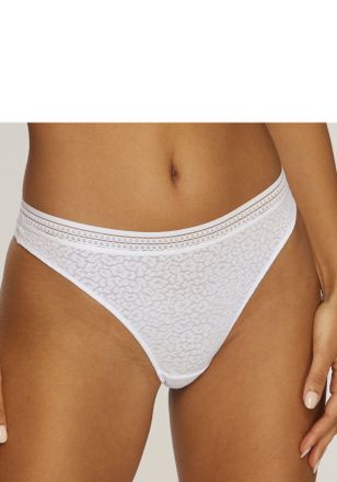 Lascana String LASCANA Freya, Damen, Gr. 44/46, weiss (wei&szlig;), Spitze, Obermaterial: 85% Polyamid, 15% Elasthan, Unterhosen String, aus Spitze in Leo-Optik mit