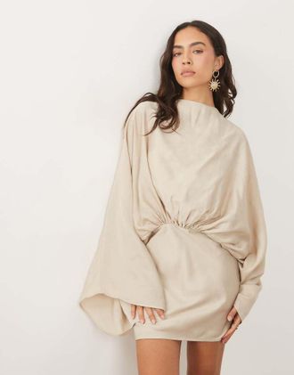 Asos Vestito corto color pietra con maniche a mantella, schiena scoperta e nappe-Neutro