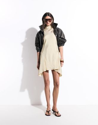 Asos vestito corto con collo alto e fondo a fazzoletto color buttermilk-Giallo
