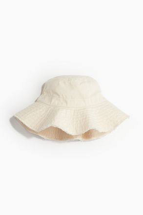H&M Bucket Hat aus Baumwolle mit Fransenkante - Hellbeige