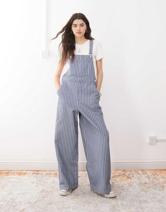 Reclaimed Vintage Salopette color blu denim con motivo gessato