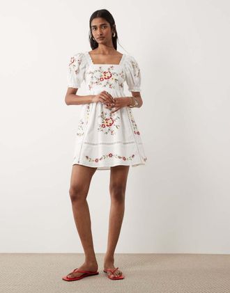 Miss Selfridge Vestito babydoll corto color crema ricamato-Bianco