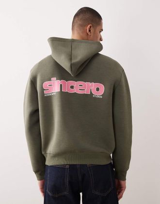 Asos Felpa con cappuccio vestibilit&agrave; comoda in tessuto effetto scuba color oliva polvere con stampa-Verde
