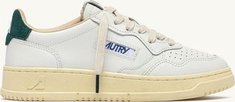 Autry MEDALIST LOW SNEAKERS IN WHITE LEATHER AND DARK SEA SUEDE