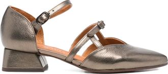 Chie Mihara 35 mm pumps met puntige neus en gespbandje - Bruin