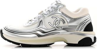 Chanel CC logo-appliqué panelled sneakers - women - Calf Leather/Acrylic (Fiber)/Fabric/Rubber - 38.5 - White