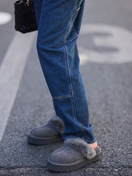 Content Creator Veronika Heilbrunner trägt Ugg Schuhe auf der Paris Haute Couture Fashion Week