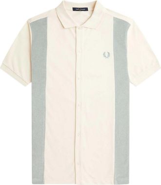 Fred Perry T-Shirt and beige pole