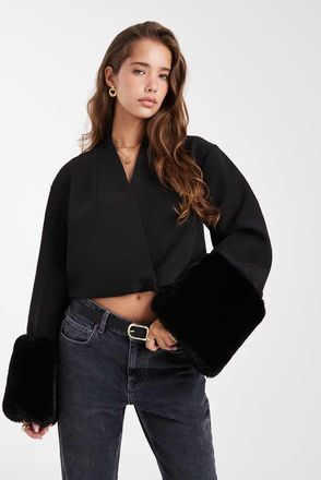Asos Blazer sartoriale nero corto con maniche cocoon e dettagli in pelliccia sintetica
