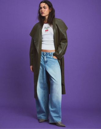 Stradivarius trench lungo effetto pelle con collo a cascata in khaki-Verde