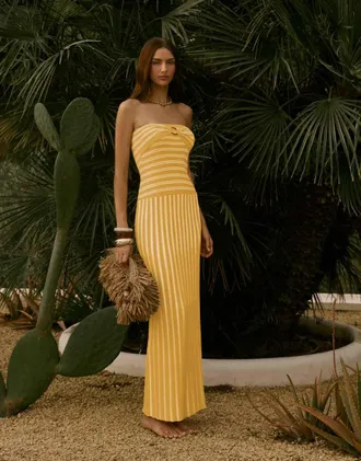 4th & Reckless Vestito da mare lungo a fascia con fondo a pieghe e vita scesa in maglia giallo a righe con dettaglio ad anello in resina