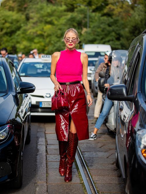 Weinrot ist mit Abstand die schönste Farbe des Herbsts. Ob im All-Over-Look oder in Kombination mit Pink, Beige oder Schwarz. Bordeaux Rot ist mega in