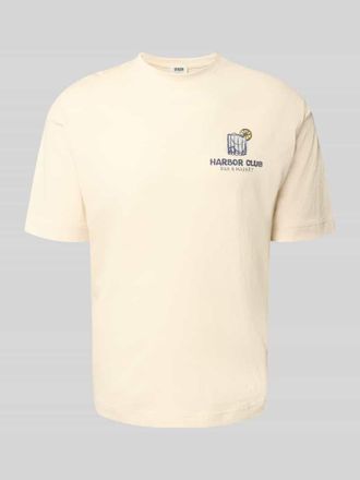 Drykorn Drykorn T-Shirt mit Motiv-Print und Rundhalsausschnitt in Sand, Gr&ouml;&szlig;e XXL