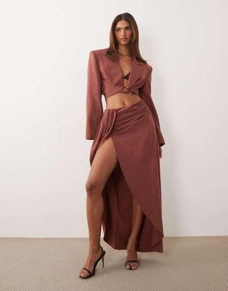 Asos ASOS X THE SOURCED COLLECTION - Gonna lunga drappeggiata color ruggine-Rame