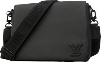 Louis Vuitton Noir Shoulder Bag (Pre-Owned)