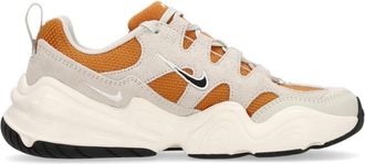 Nike Lage Sneaker met Geborduurde Swoosh - Dames - Hardloopschoenen - Veelkleurig - 38 EU - Su&egrave;de - Fitness