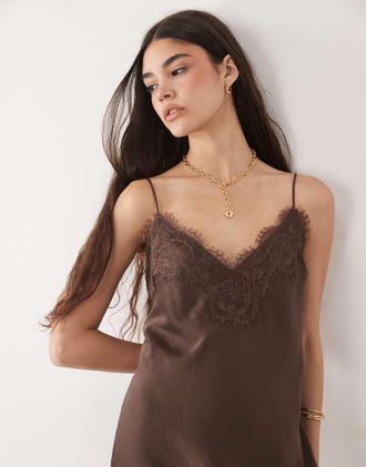 Abercrombie & Fitch Vestito corto in raso marrone con spalline sottili e finiture in pizzo